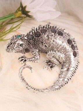 Silver tone Rhinestone Iguana Reptile Brooch - collection piece.